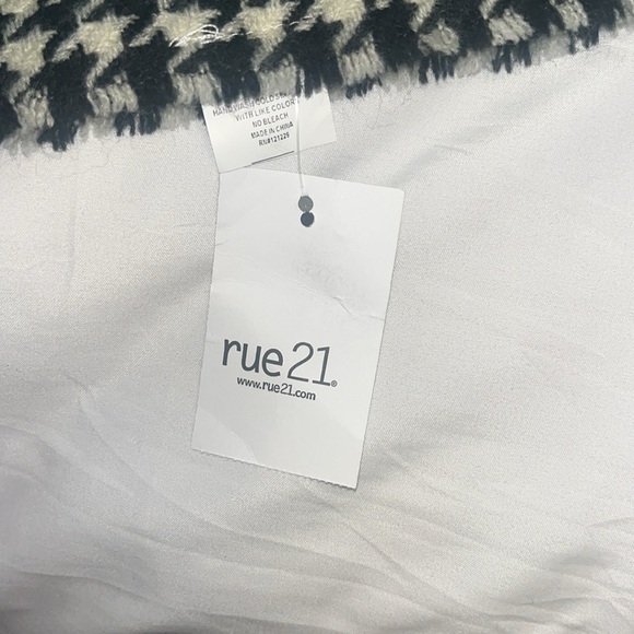 Rue21 Classic Black and White Houndstooth Wrap - Picture 3 of 7